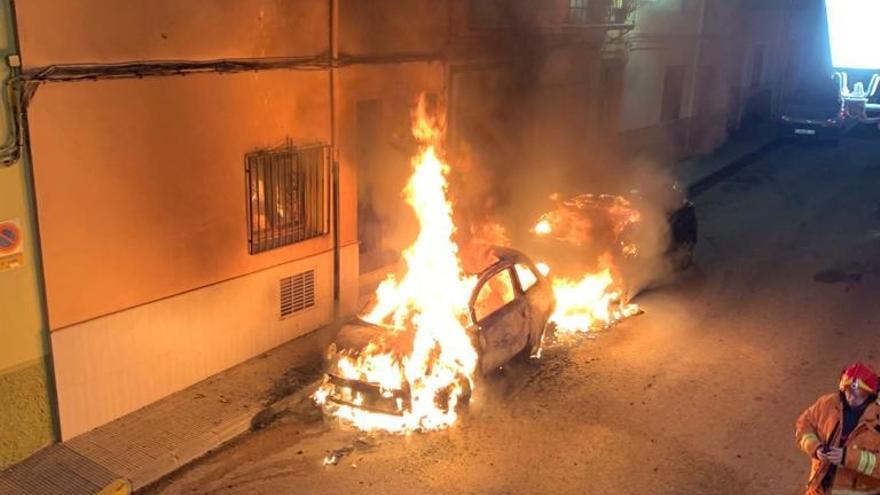 Incendian el coche de una concejala de Ayora