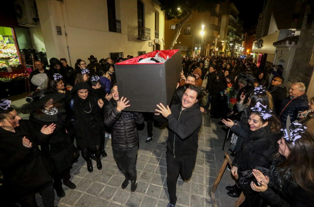 Benidorm dice adiós al Carnaval con el tradicional "Entierro de la Sardina"