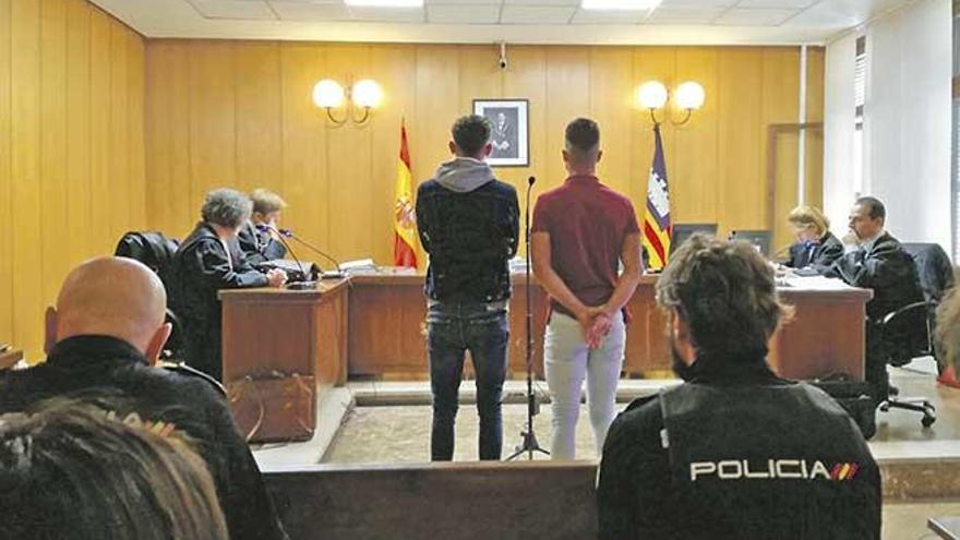 Los dos jóvenes agresores en el juicio donde se declararon culpables.