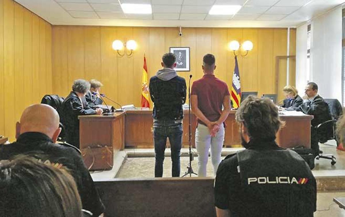Los dos jóvenes agresores en el juicio donde se declararon culpables.