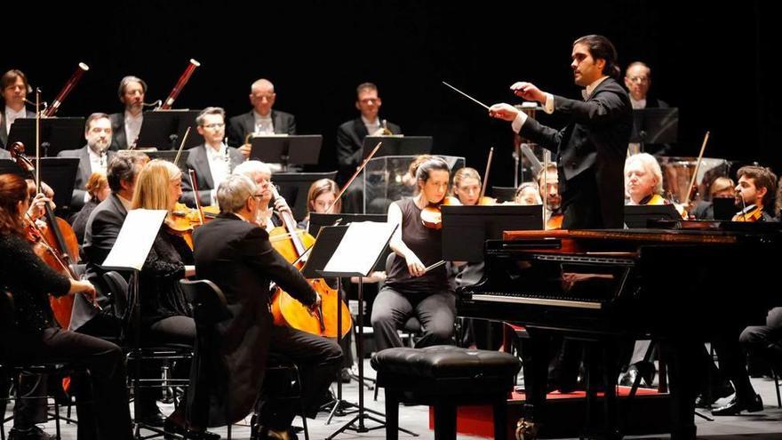 La OSPA, durante una de las interpretaciones de su concierto de ayer en el teatro Jovellanos.