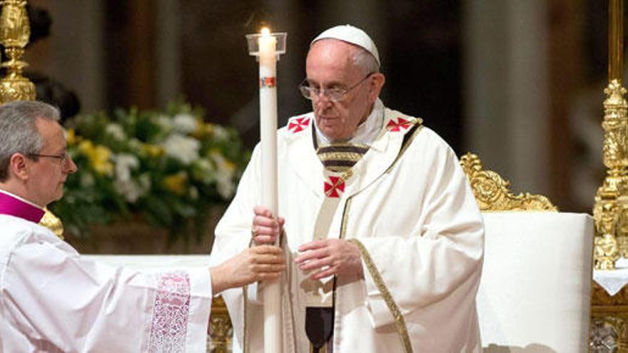 El Papa reparte donativos entre los mendigos de Roma