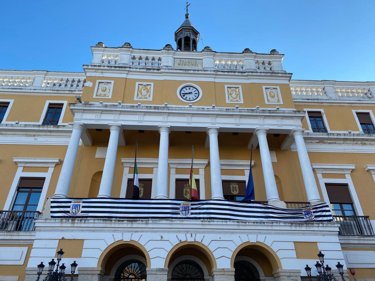 Archivo - Fachada del ayuntamiento de Badajoz.
