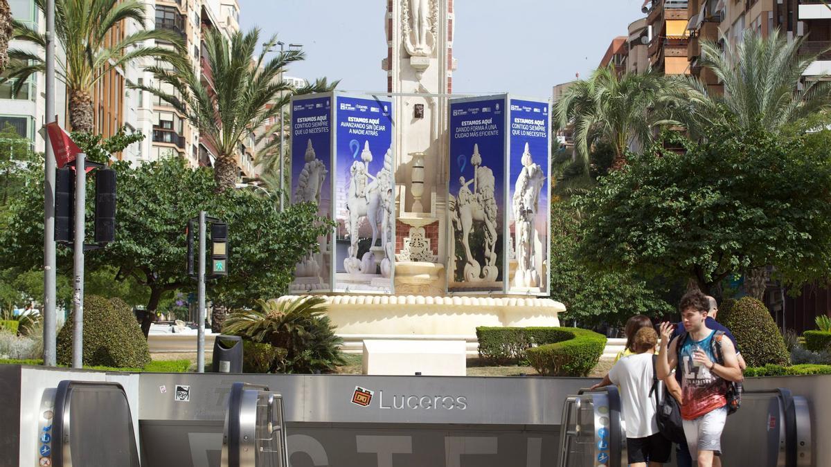 La fuente ha amanecido esta mañana con los caballos protegidos por los tradicionales cajones, que han cambiado su imagen este año