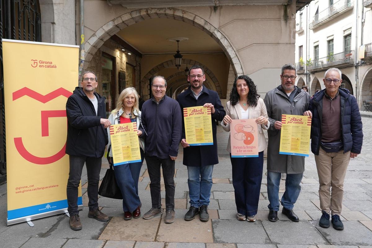 Una imatge de la presentació d’aquest matí amb representants de diferents entitats que participen a la campanya i el cartell amb la programació.