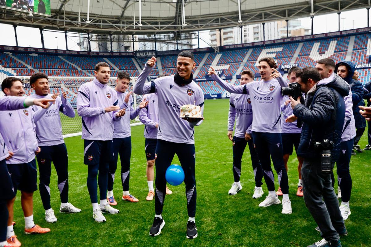 Entrenamiento a puertas abiertas del Levante UD