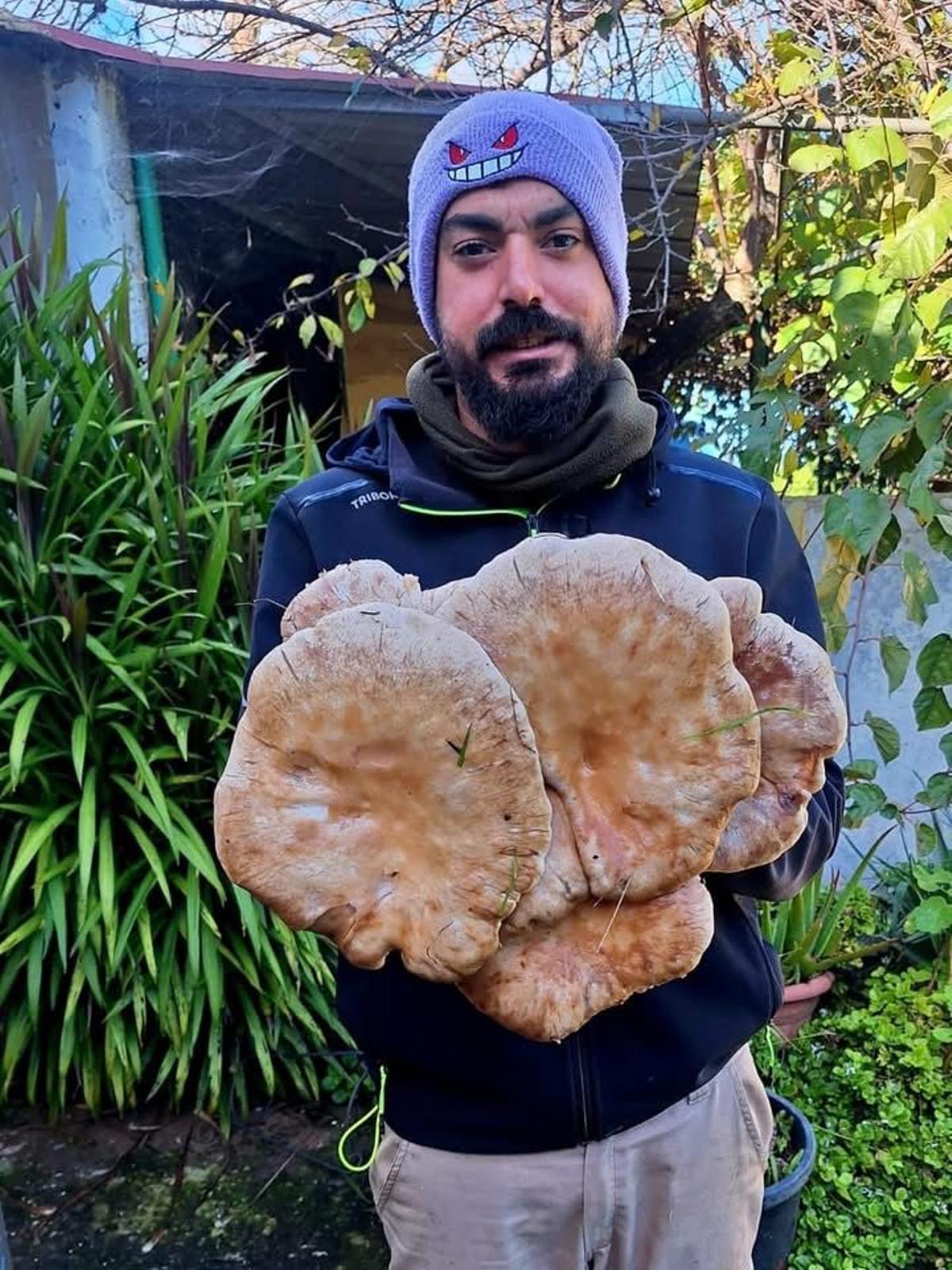 Isaac Reyes con su seta de 2,2 kilos.