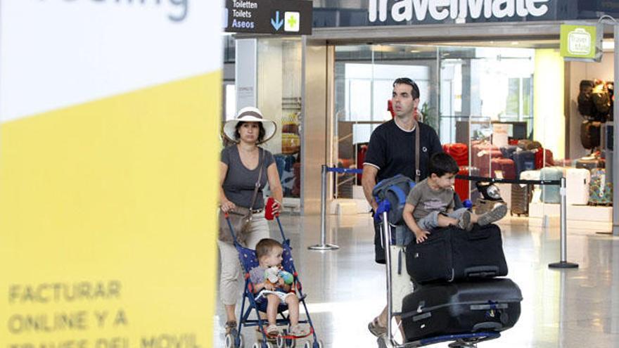 Turistas en el aeropuerto de Málaga.
