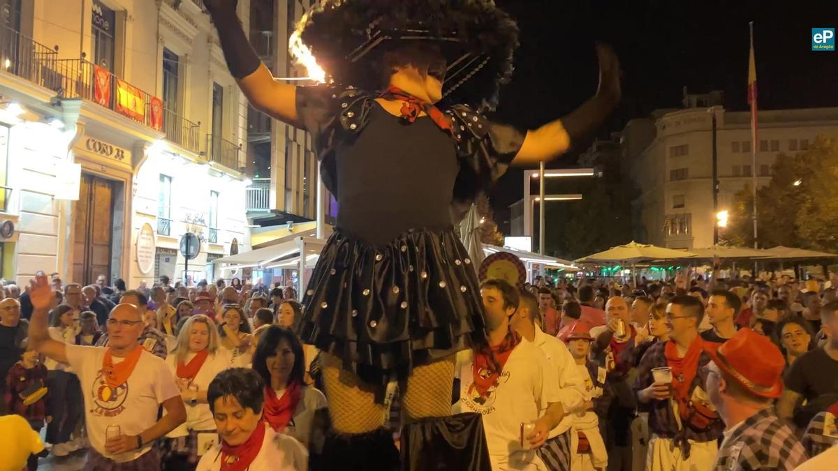 Las charangas inundan las calles  con su ritmo irreverente