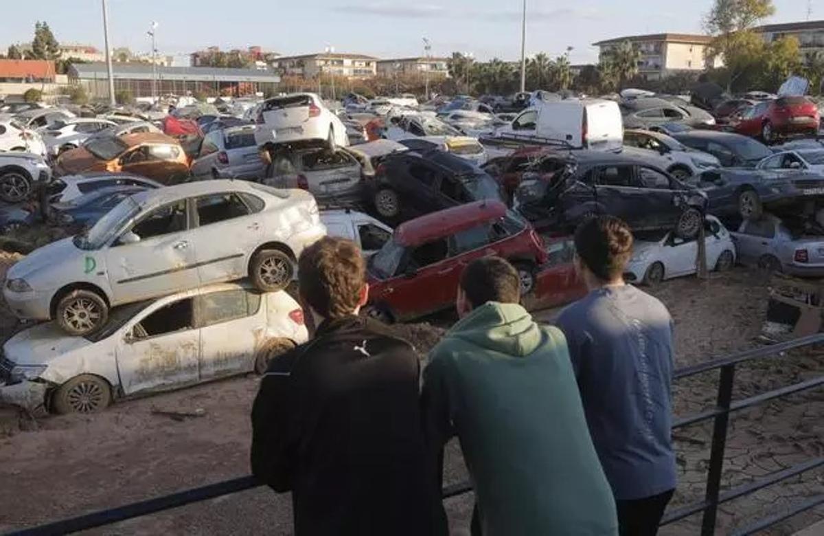 Asier, Abel y Rafa, frente al campo de fútbol de Benetússer reconvertido en vertedero de coches.