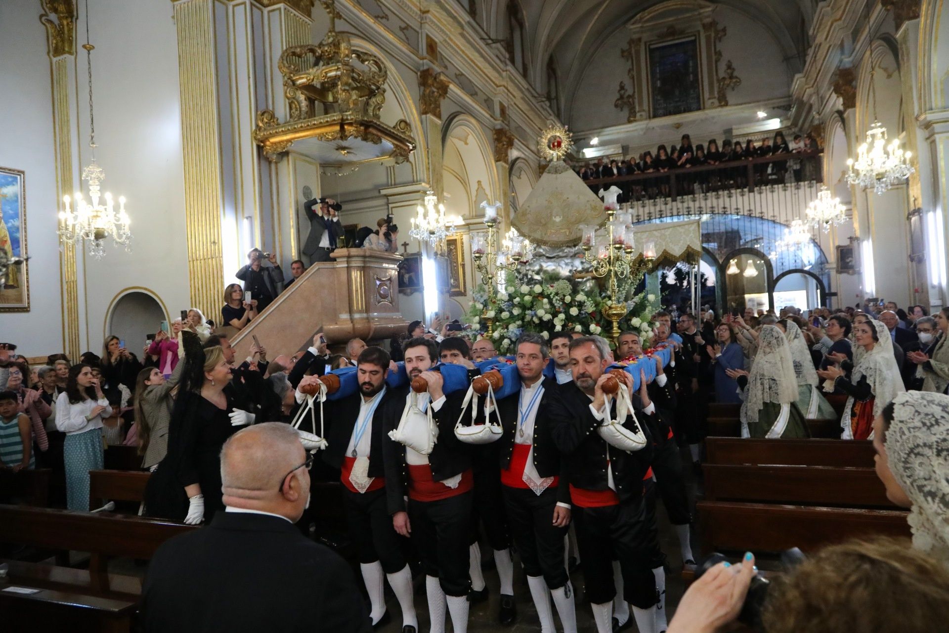 La Lledonera regresa a la basílica en una última procesión