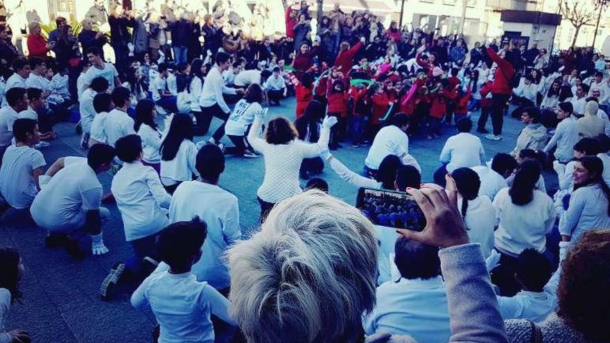 Alumnado del colegio Irmáns Maristas, en el &quot;flash mob&quot;. // E.G.