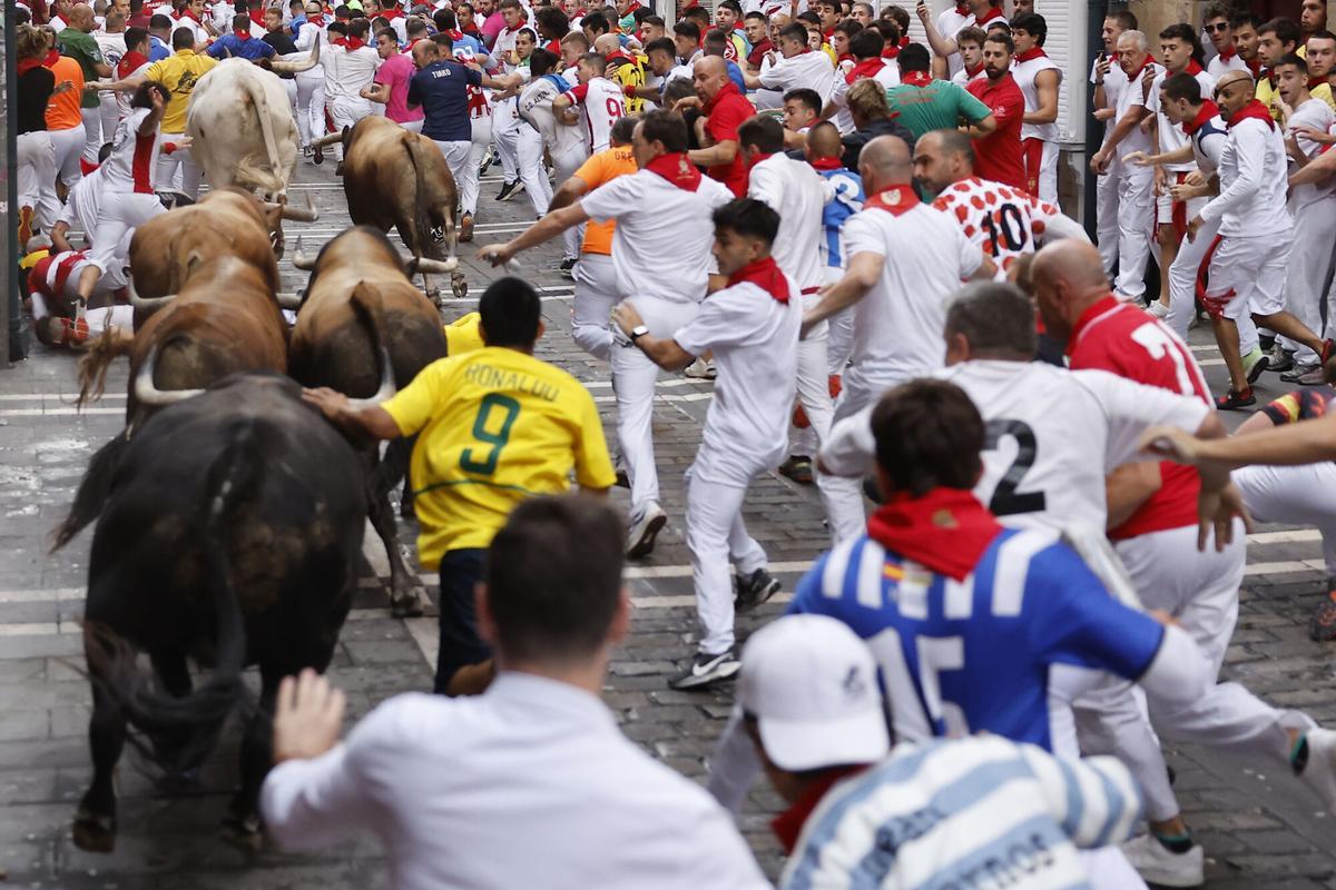Sexto encierro de los Sanfermines, tenso, emocionante y protagonizado por los toros de la ganadería de La Palmosilla.