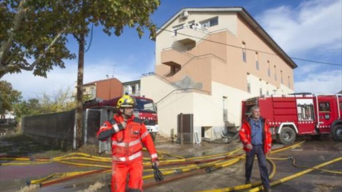 Unos bomberos, ante la residencia geriátrica de Agramunt.