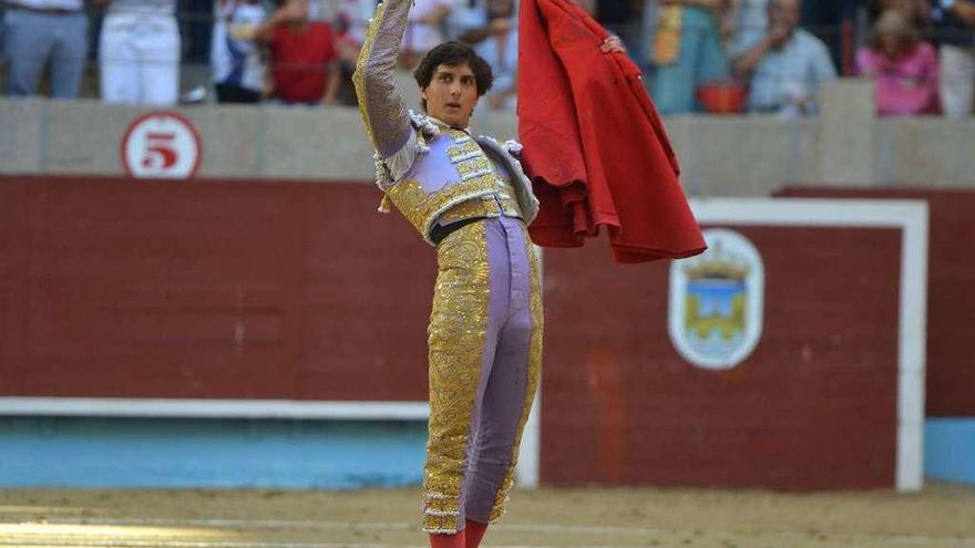 Andrés Roca Rey, ayer, tras matar a su primer toro. // Gustavo Santos