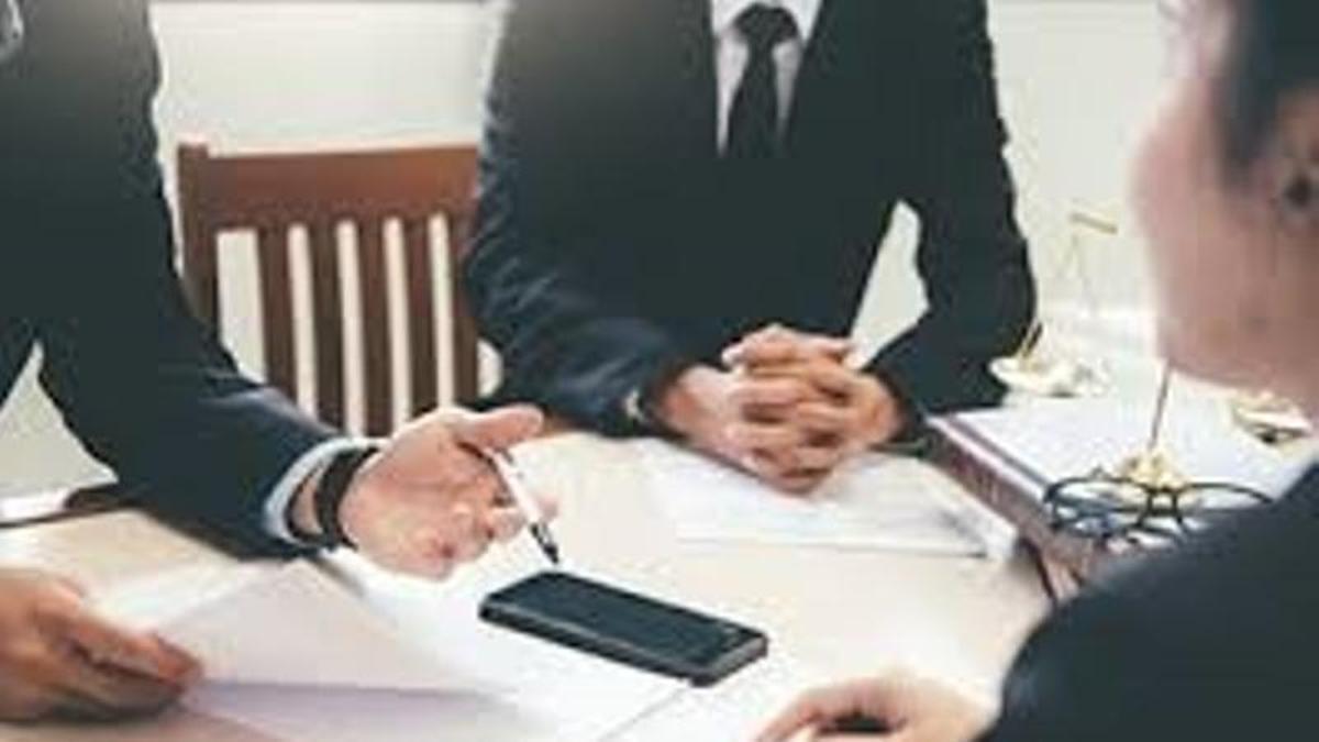 Abogados durante una reunión.