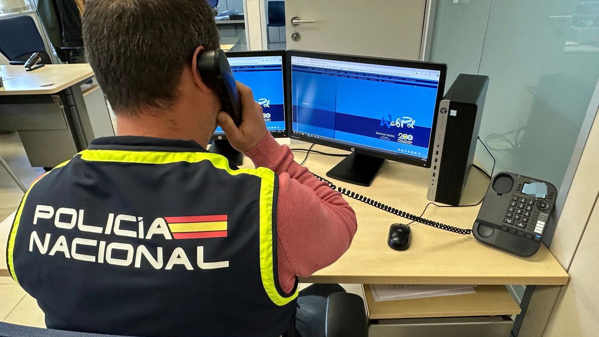 Archivo - Policía Nacional. Agente. Estafa telefónica
