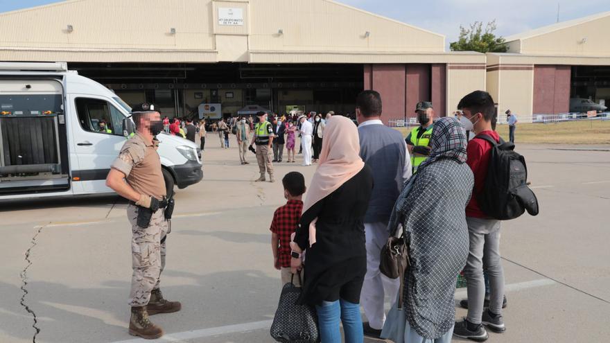 Un grupo de afganos esperan para ser evacuados.