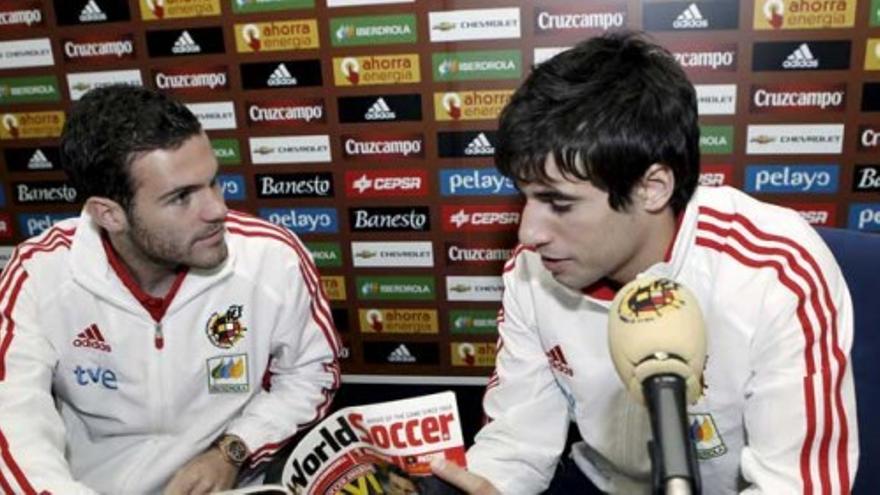 Mata y Javi Martínez creen que deben "abstraerse" de la huelga