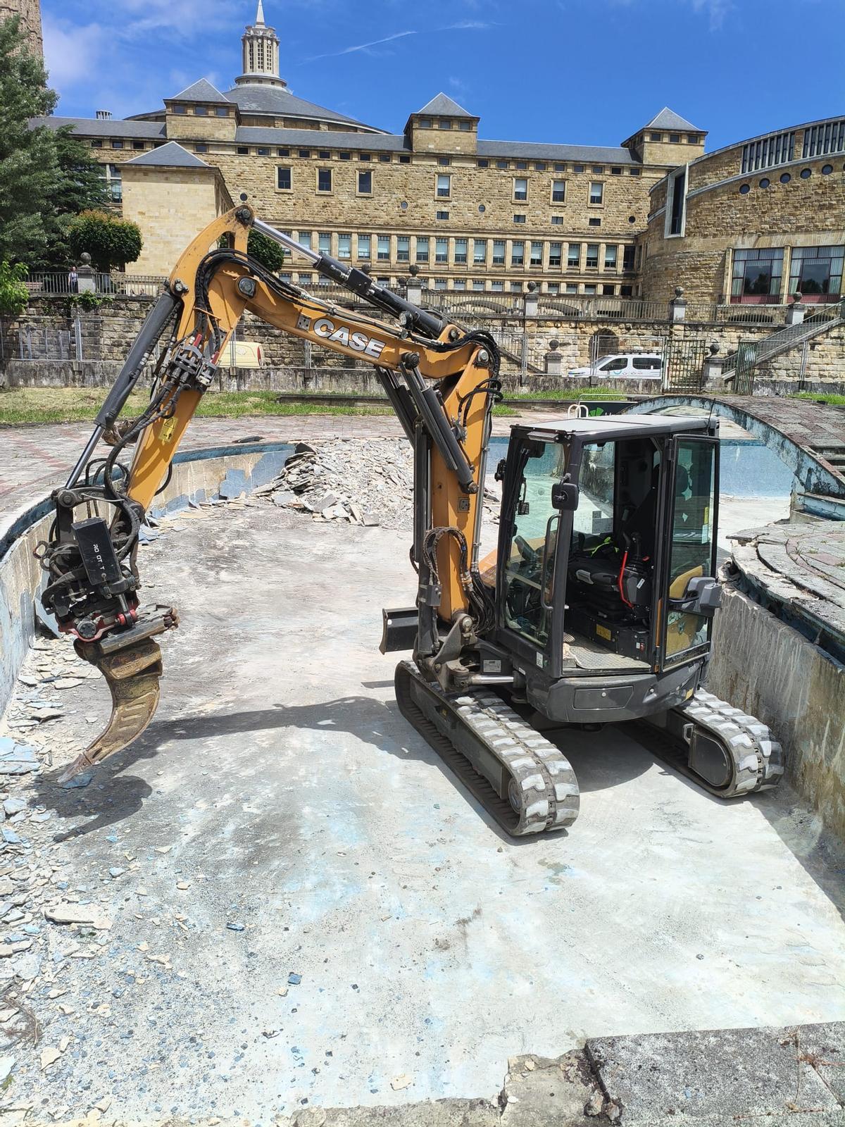 En imágenes: así avanzan las obras para recuperar la piscina de La Laboral