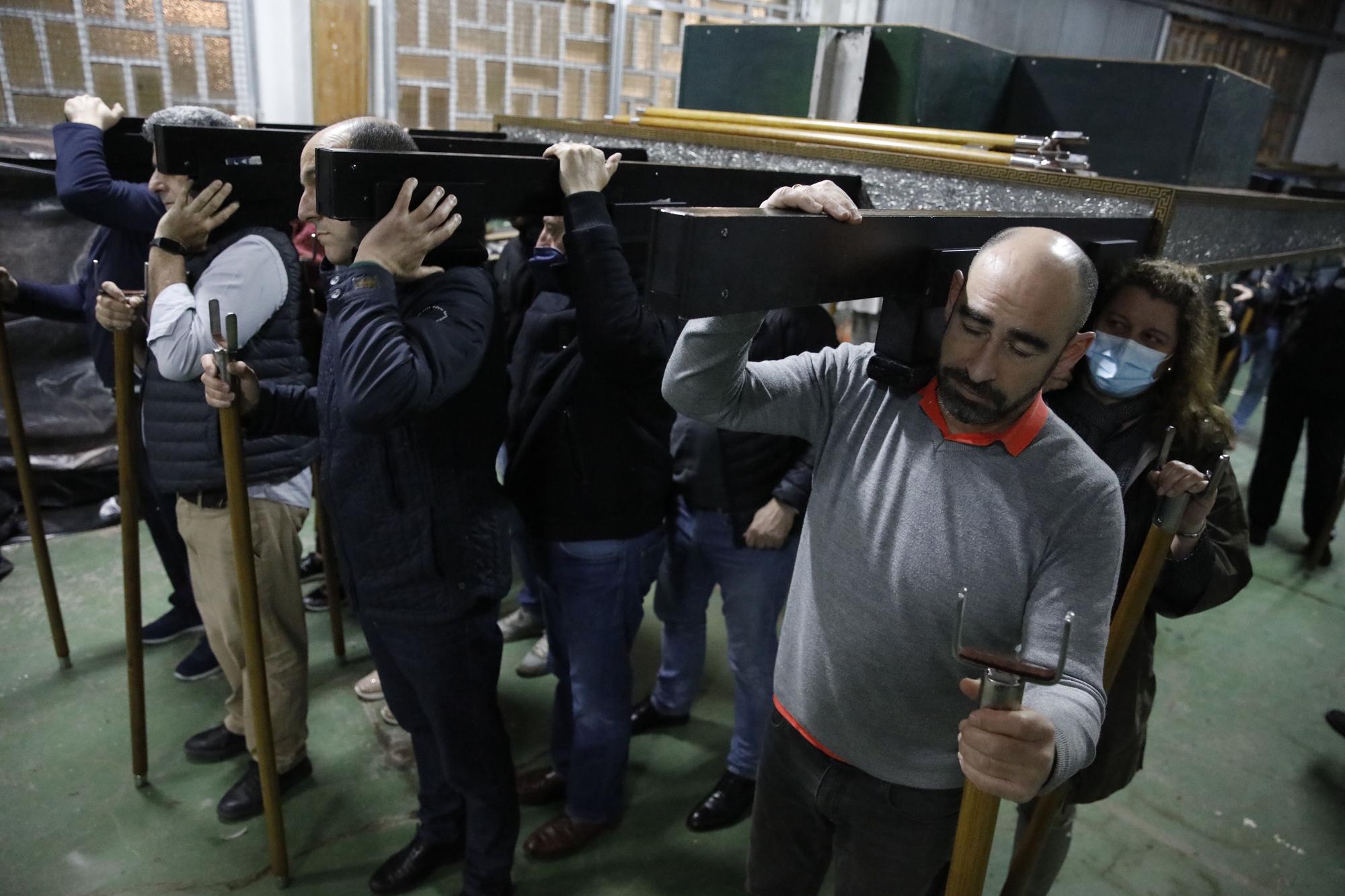 En imágenes: así se preparan en la cofradía de la Santa Vera Cruz de Gijón para las procesiones