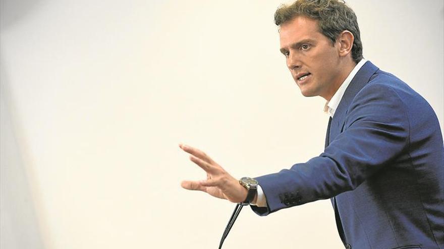 Ciudadanos normaliza las reuniones con Vox