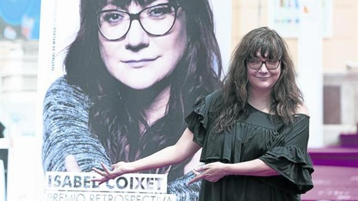 La realizadora Isabel Coixet posa con un cartel que anuncia el premio a toda su carrera que recogió ayer por la noche.