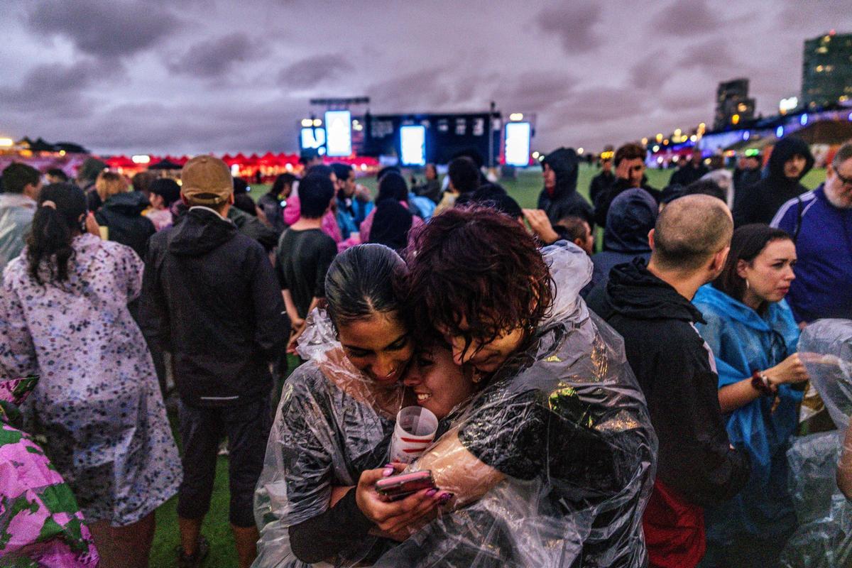 La lluvia suspende temporalmente algunos conciertos el primer día del Primavera Sound. La lluvia suspende temporalmente algunos conciertos el primer día del Primavera Sound.