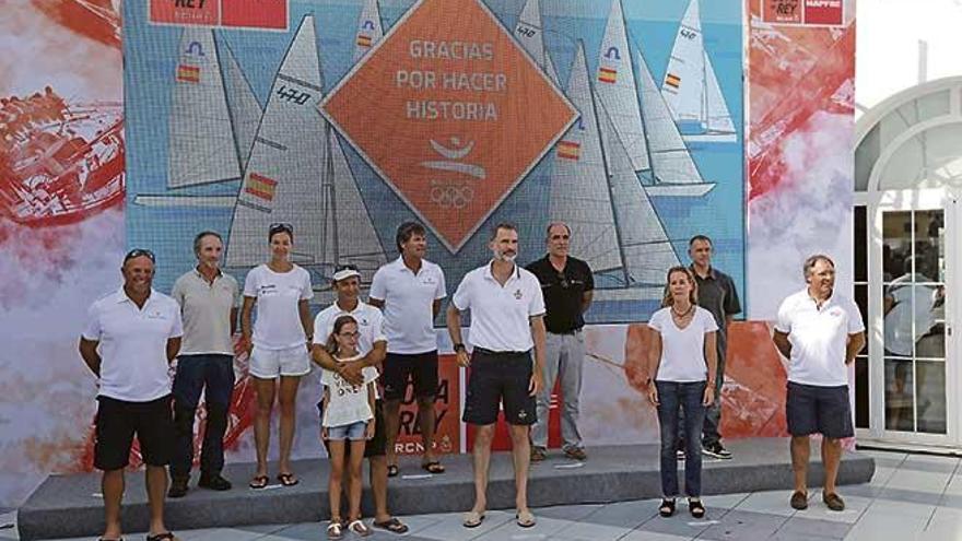 De izquierda a derecha: Domingo Manrique, Fernando Rita, Natalia Vía-Dufrense, Jordi Calafat e hija, Fernando León, el rey Felipe VI, Jaime Piris, Theresa Zabell, Asier Fernández y José María Van der Ploeg, posan ayer en las terrazas del Real Club Náutico de Palma.