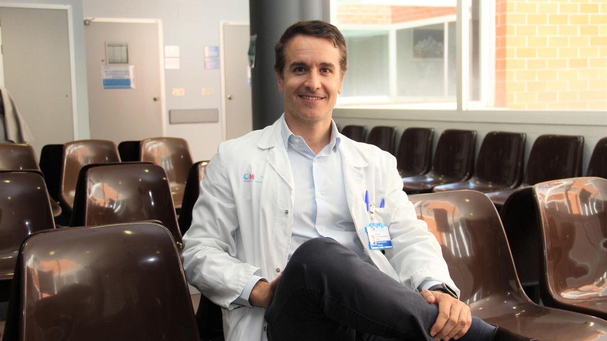 El oftalmólogo José Ignacio Fernández-Vigo, en la sala de espera de su área en el Hospital público Clínico San Carlos de Madrid.