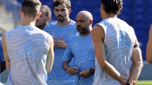 Manolo González, en el centro, en el entrenamiento de este sábado en el RCDE Stadium.