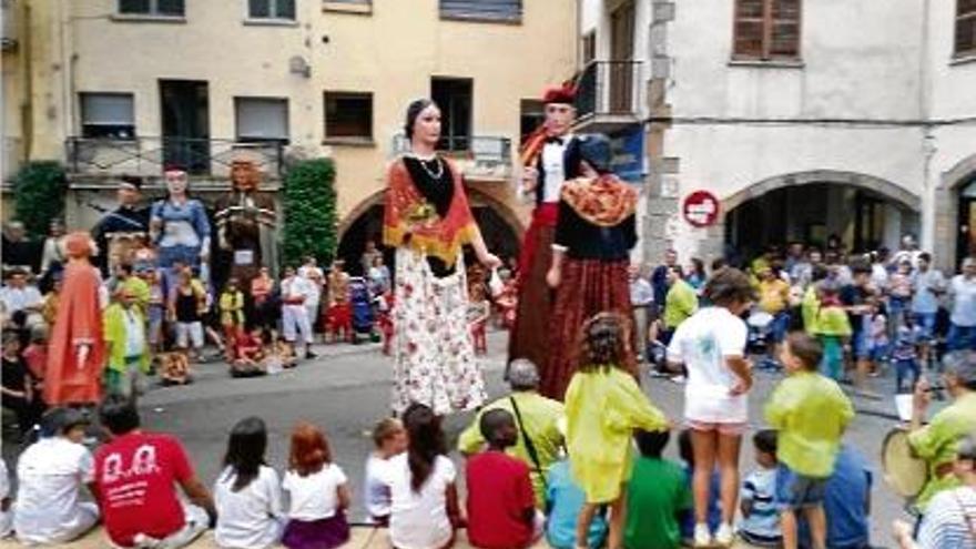 La trobada de gegants va reunir grans i petits.