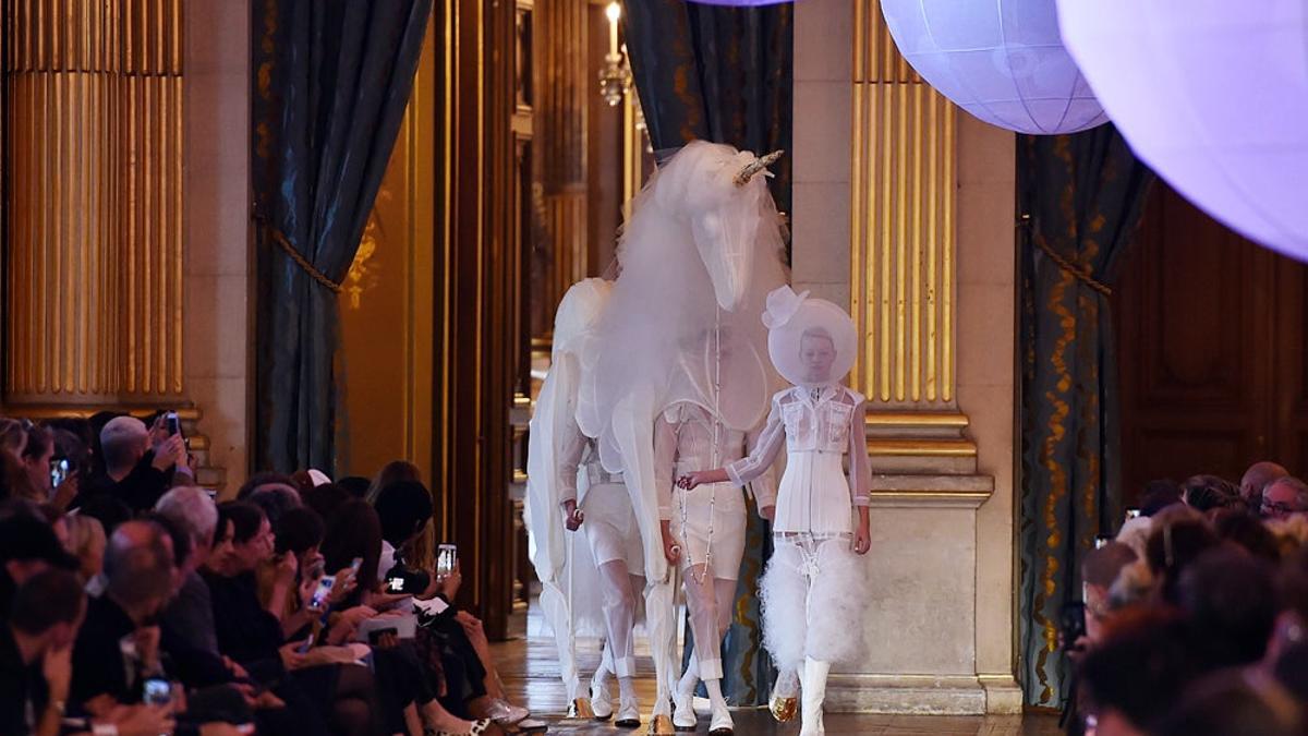Un unicornio en un desfile en París