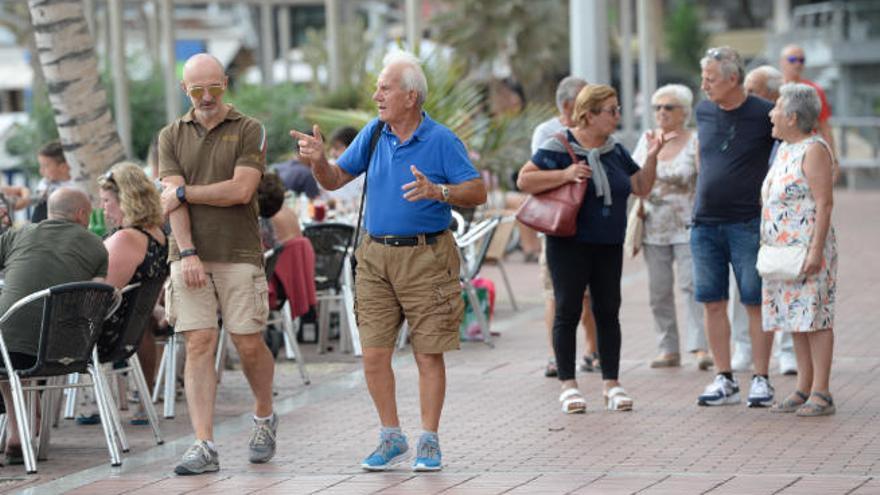 Turistas pasean por Las Canteras.