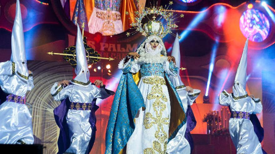 Actuación de Drag Sethlas en el Carnaval.