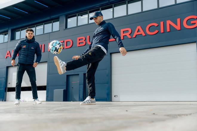 La fusión perfecta entre vela y fútbol: Ferran Torres visita la base de Alinghi Red Bull Racing como parte de la organización Kick out Plastic