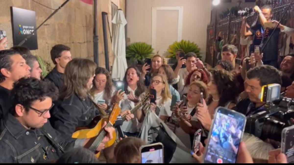 Juanes improvisa un concierto en la puerta de su hotel de Mérida