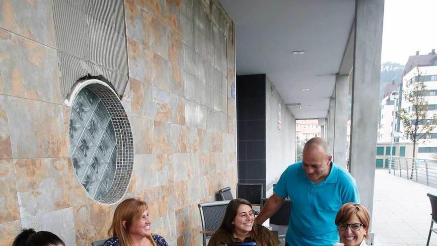 Eva González, Tania García, Ainara Barreiro, Juan Carlos Barreiro y Sara López, en una terraza.