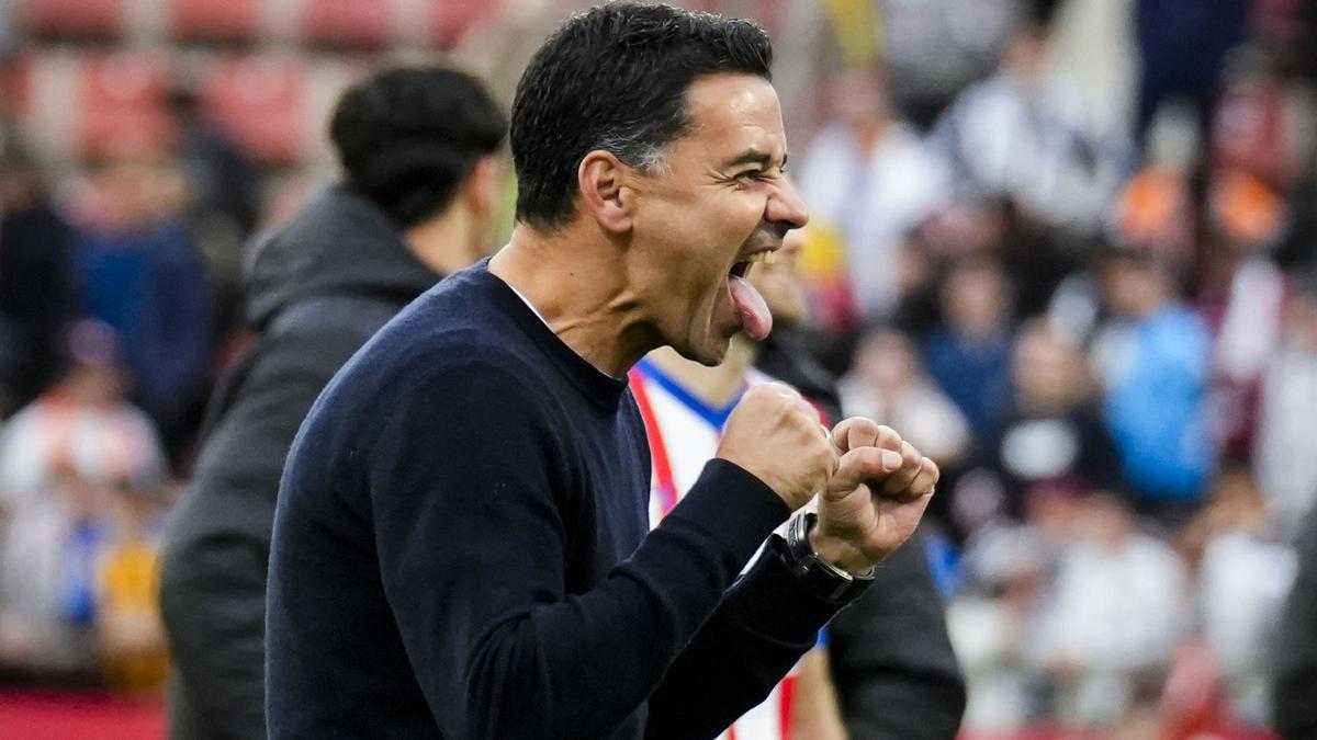 Míchel, el técnico del Girona, festeja con la afición en Montilivi el triunfo sobre el Valencia.