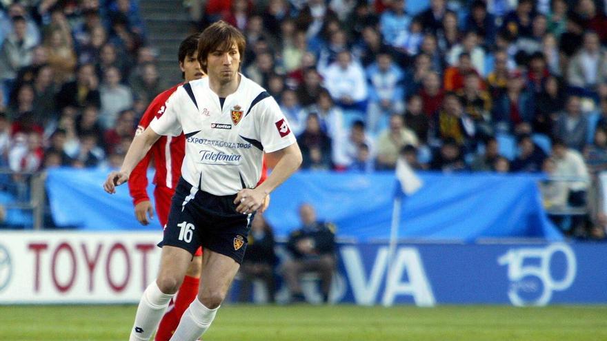 Celades conduce el balón en un partido de Liga en La Romareda en 2007