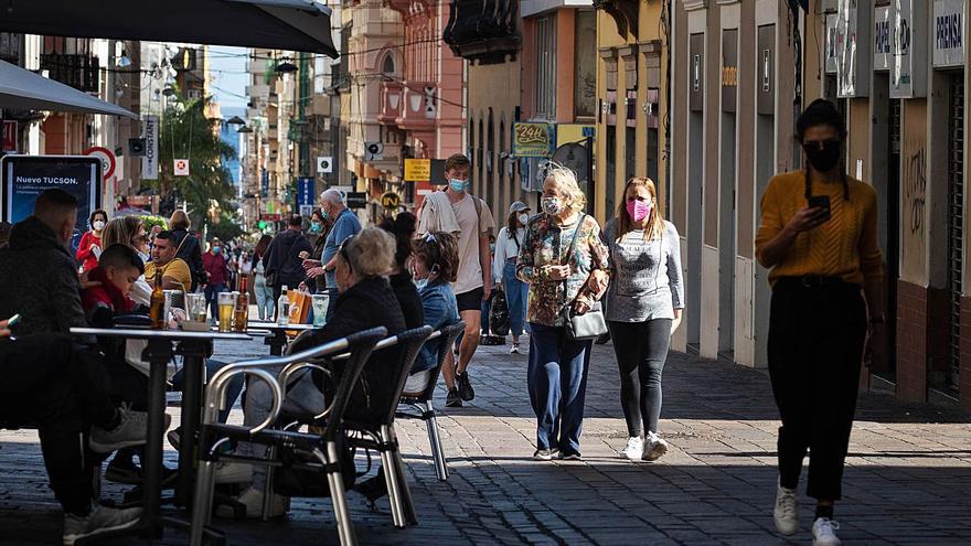 El gentío recorre la calle Castillo en Santa Cruz de Tenerife.