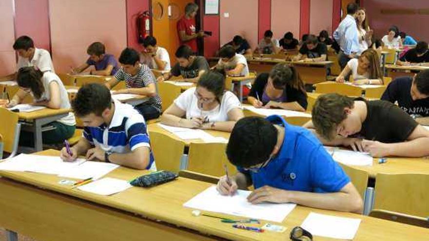 Más de 1.100 estudiantes inician la selectividad en Orihuela