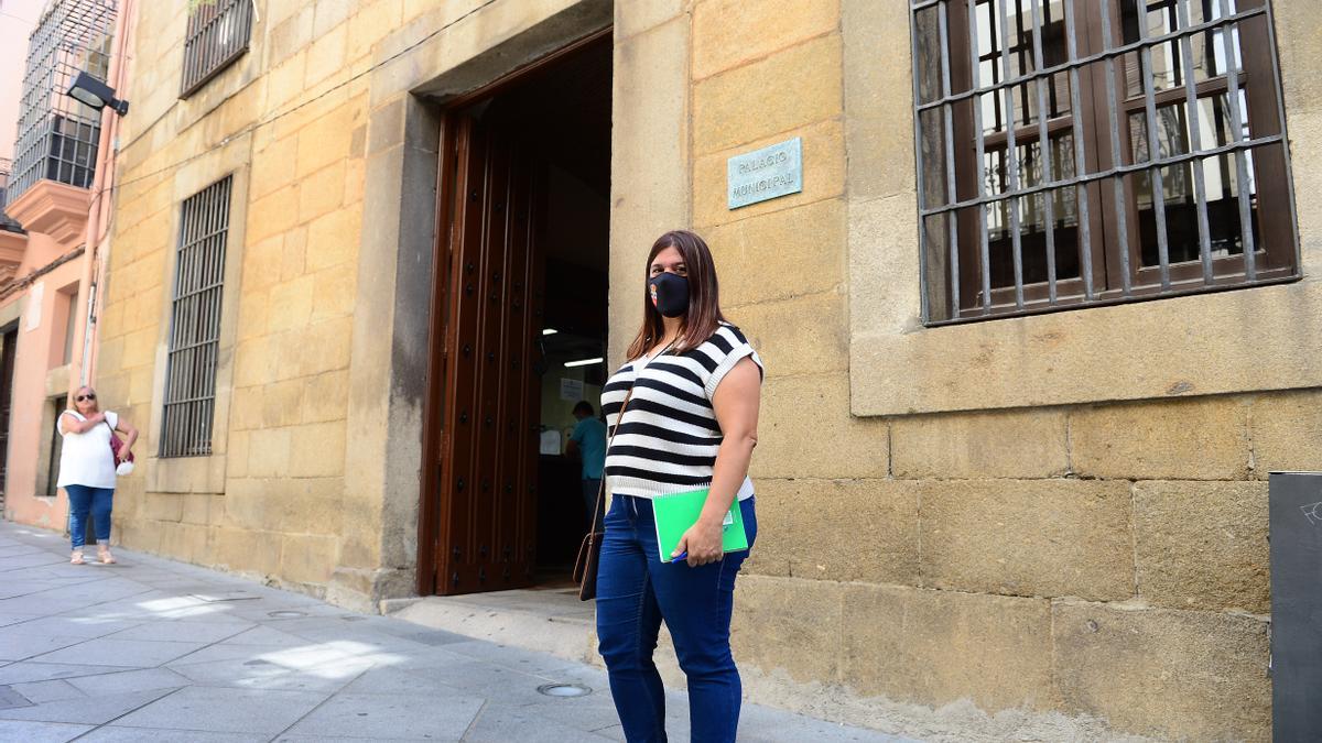 La alcaldesa de San Gil en el registro del Ayuntamiento de Plasencia.