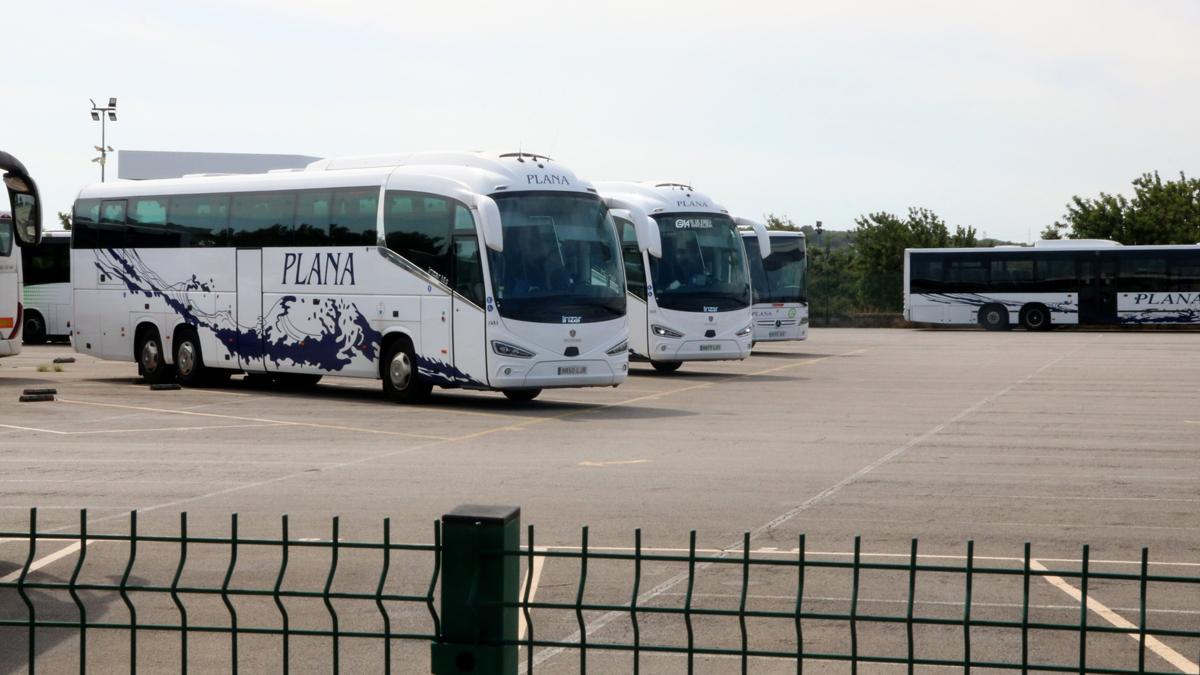 Una niña de 3 años de Sitges pasa el día ’olvidada’ en el bus escolar. Lo explica Mònica Gallardo, presidenta del Consell Comarcal del Garraf. En la foto, la cochera de los autobuses donde la alumna pasó toda la jornada escolar.