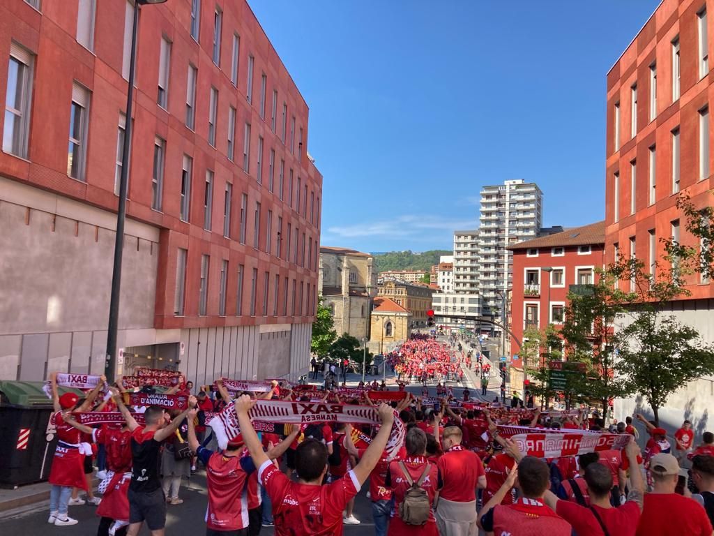 Més de 3.000 aficionats del Baxi omplen els carrers de Bilbao