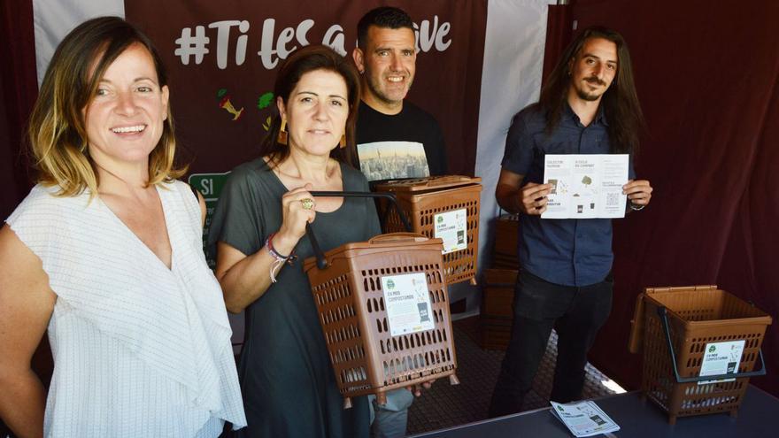 Leo Costas y Laura Méndez, ayer en el Alto de Puxeiros con los maestros composteros. |   // D.P.