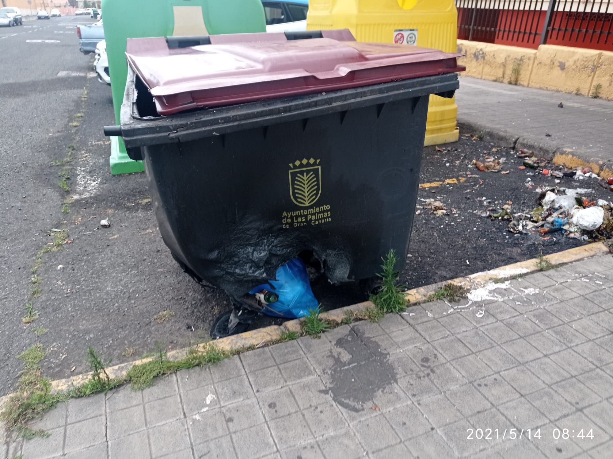 Queman contenedores y papeleares en La Paterna (14/05/21)