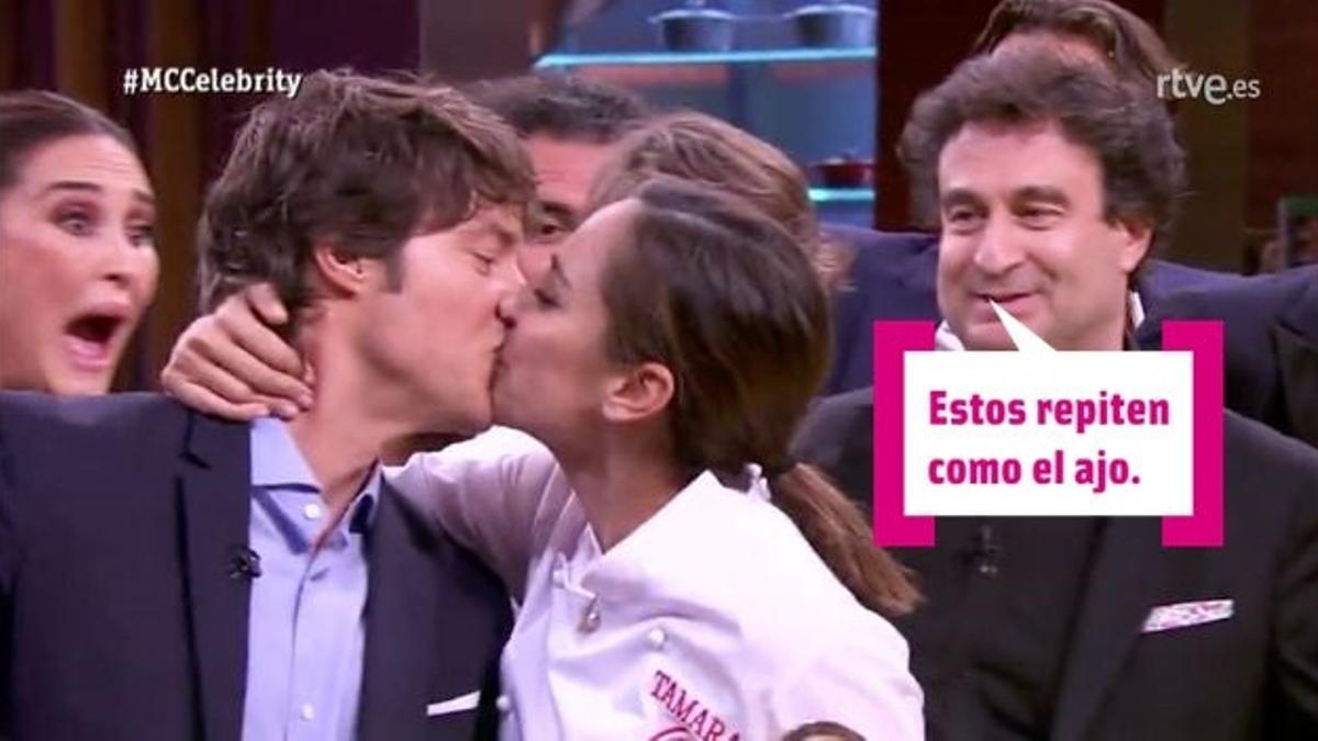 Beso entre Tamara Falcó y Jordi Cruz