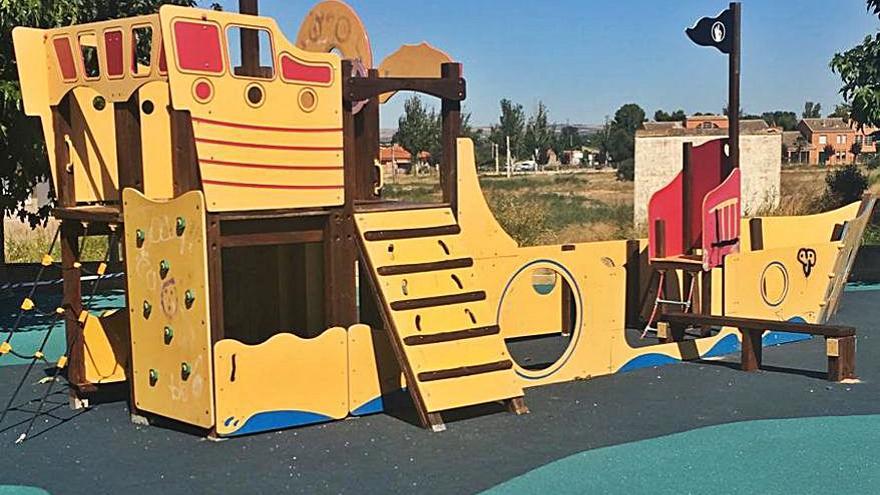 El ayuntamiento ha renovado los juegos infantiles de los parques. | SERVICIO ESPECIAL