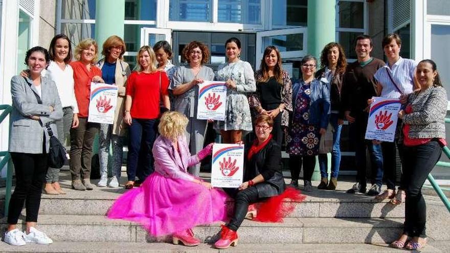 Nidia Arévalo, Teresa Pérez y Lourdes Moure acudieron a la presentación junto miembros del PAC y As Maimiñas. // D.P.